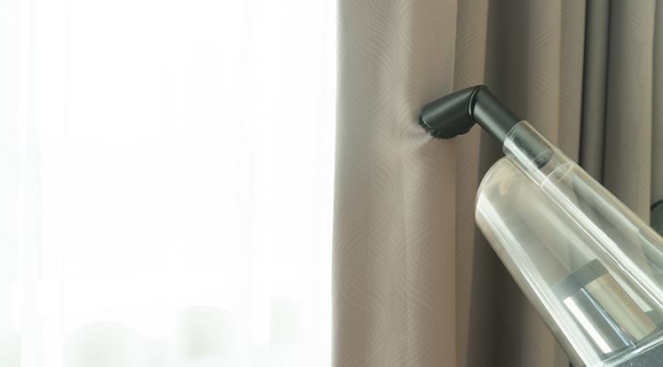 إليك بعض النصائح عند تنظيف الستائر -Shutterstock