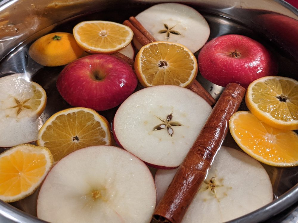 باستخدام مواد متوفرة ورخيصة الثمن.. طرق بسيطة لجعل رائحة منزلك عطرة طوال اليوم