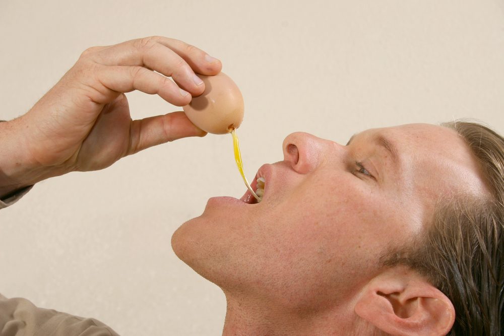 Shutterstock/ فوائد شرب البيض النيء على الريق