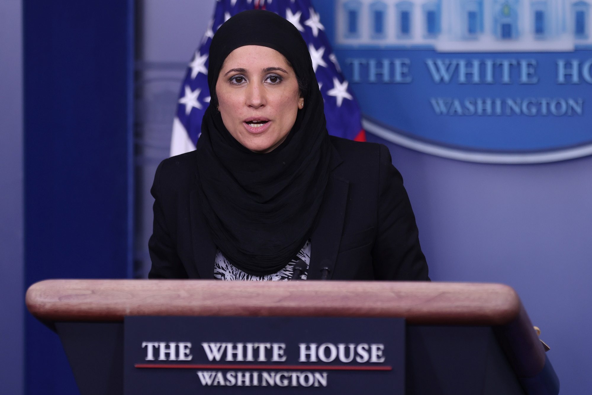 أول ظهور لمحجبة مسلمة على منصة البيت الأبيض.. سميرة تثير تفاعلاً عبر مواقع التواصل