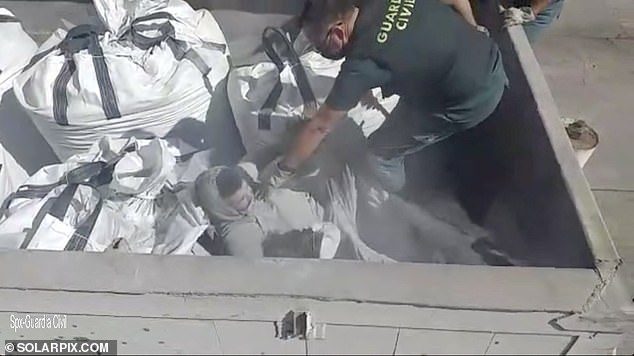 اختبأ في كيس رماد سام! العثور على مغربي كاد يقتل نفسه وهو يحاول الهجرة إلى إسبانيا