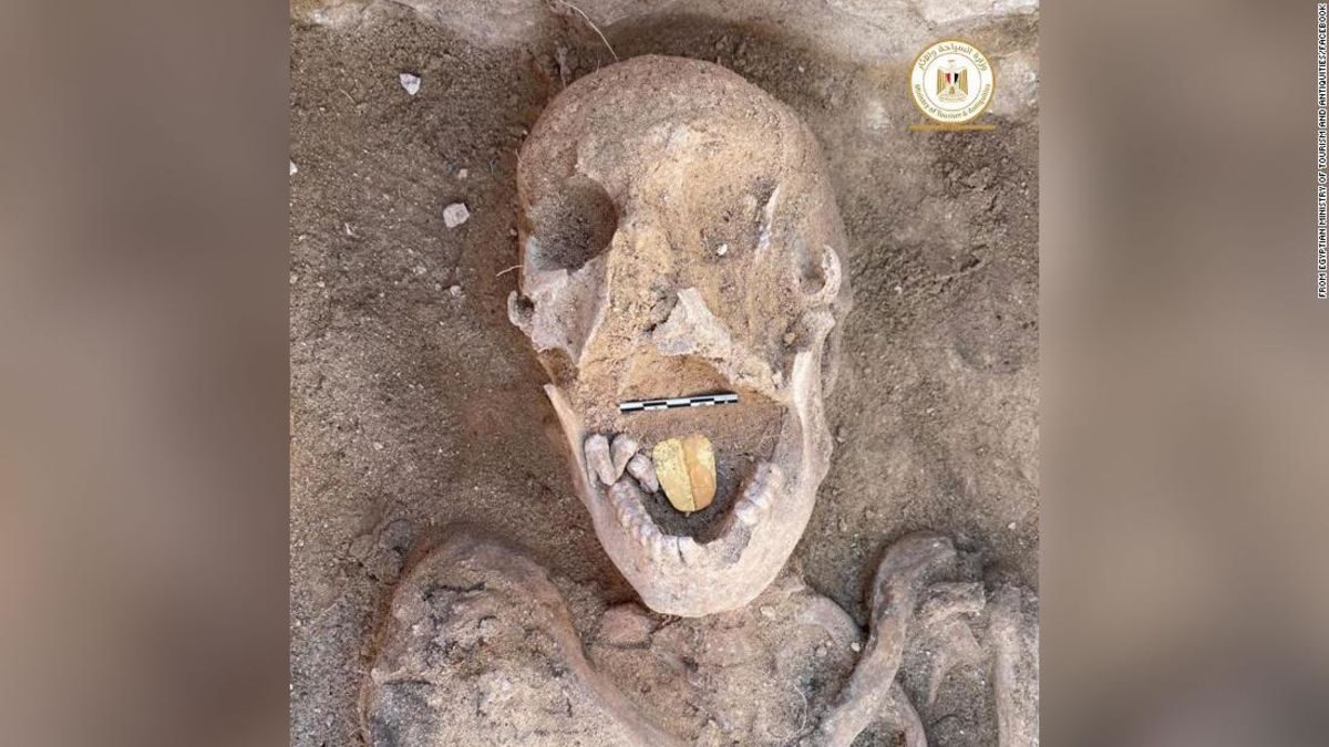 Egyptian antiquities ministry/ مومياء مصرية بلسان ذهبي