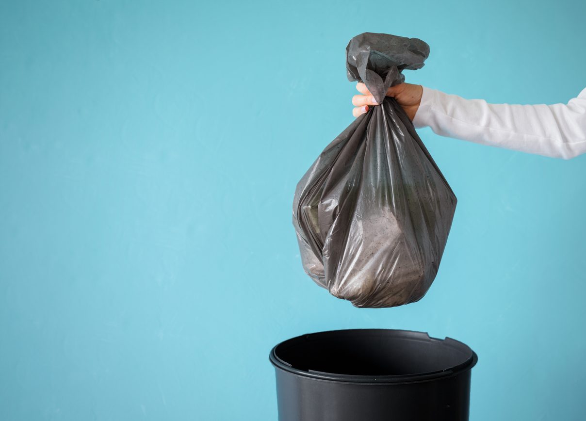 طريقة لاستخدام أكياس القمامة