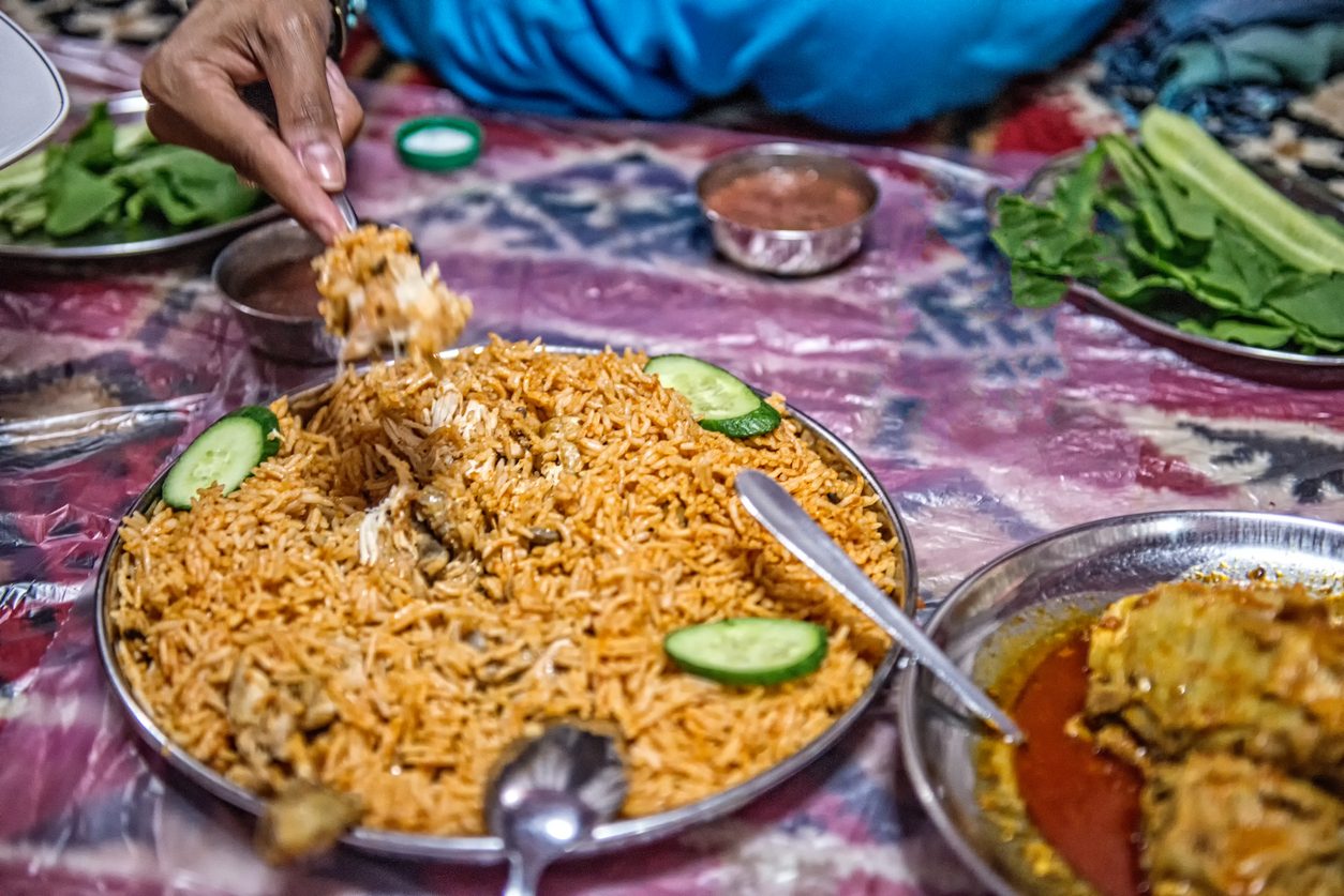 “الكبسة” غذاؤها المفضل! الوجبات السريعة تجعل النوارس في البحرين عاجزة عن الطيران بسبب وزنها الزائد