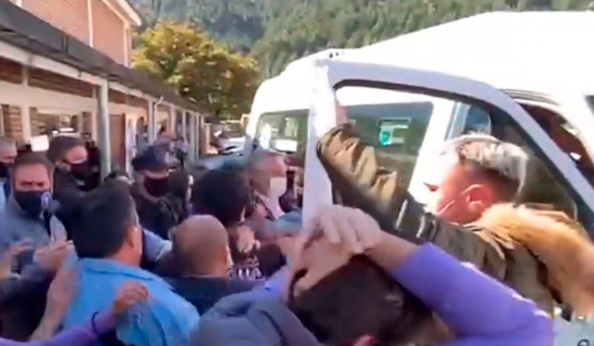 نجا بصعوبة من الاعتداء عليه وزوجته.. غاضبون يرشقون رئيس الأرجنتين بالحجارة (فيديو)
