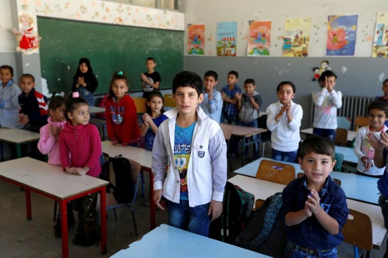 “لبنان يفقد آخر كنوزه”.. طلاب يتخلون عن مدارسهم، وظاهرة زواج القُصر تتوسع بأوساط اللاجئين