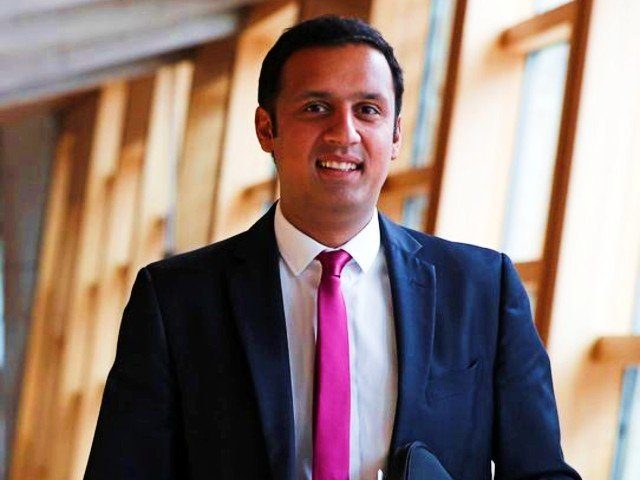 زوجته محجبة وتصدى لانفصال أسكتلندا، قصة الزعيم المسلم الذي قد يحمي وحدة بريطانيا