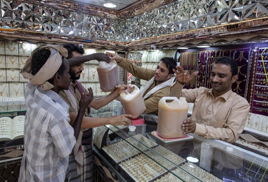 الذهب السائل.. النحالون يتحدون حرب اليمن لإنتاج أفضل أنواع العسل