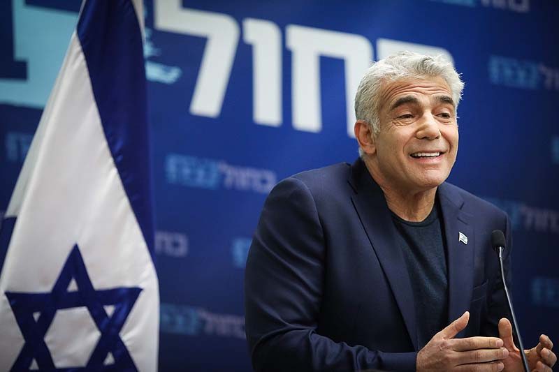 زعيم المعارضة الإسرائيلية لابيد يأمل بالوصول لتحالف “وسطي” يطيح بتكتل نتنياهو اليميني، فهل ينجح؟