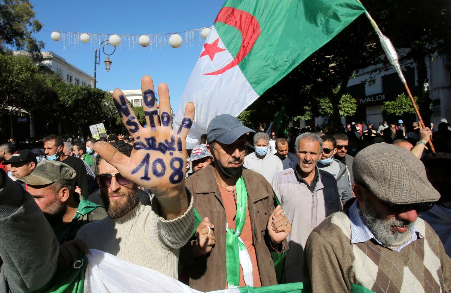 بعد عودة الحراك الجزائري للشارع.. هل يستمر أم سيكون “هبّة عابرة” ستهدأ بُعيد الانتخابات؟