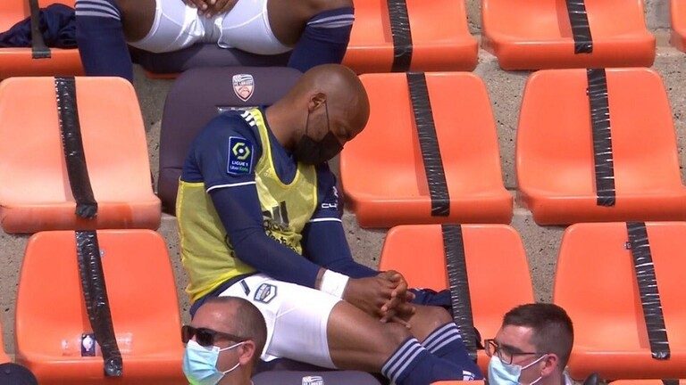 لاعب فرنسي يستسلم لنوم عميق أثناء مباراة فريقه.. تحول لمادة سخرية، وأنصار ناديه غاضبون (فيديو)