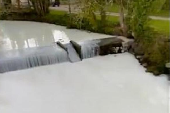 نهر في ويلز يتحول إلى “وادٍ للحليب”.. حادثة تُغير لونه للأبيض (فيديو)