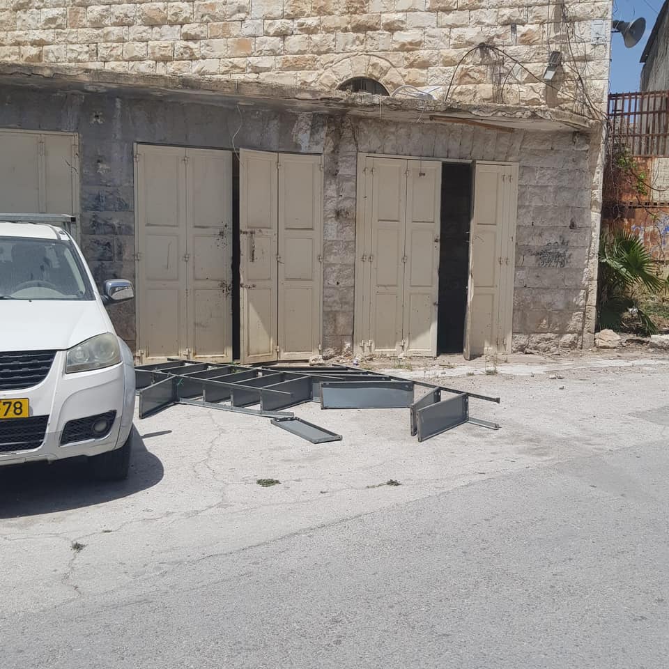 مستوطنون ينهبون محال تجارية بالخليل.. أصحابها ممنوعون من فتحها بأوامر عسكرية منذ عقود  (صور)