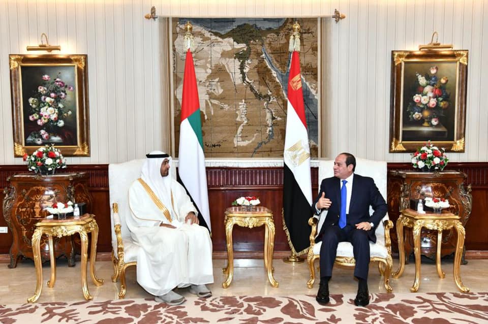 الرئيس المصري عبد الفتاح السيسي إلى جانب ولى عهد أبو ظبي محمد بن زايد آل نهيان