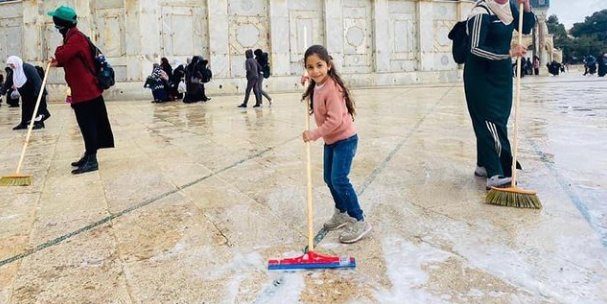 الفلسطينيون يستقبلون رمضان بحملة تنظيف لباحات “الأقصى”.. فيديوهات لأجواء احتفالية بمشاركة النساء والأطفال