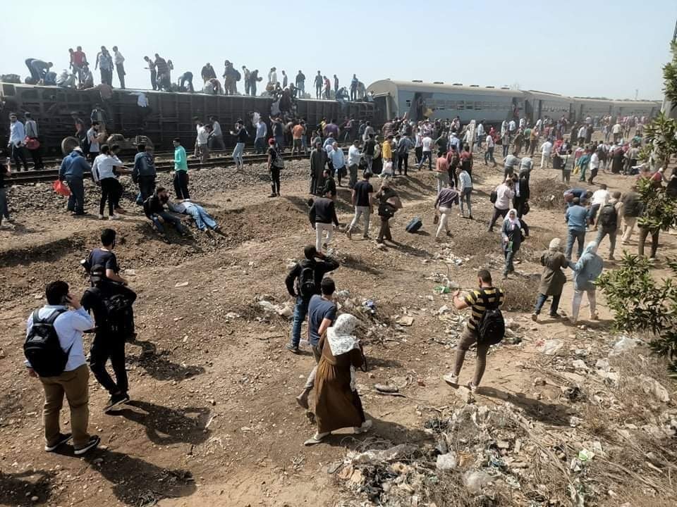 انقلاب قطار بين المنصورة والقاهرة وأنباء عن ضحايا وإصابات.. فيديوهات وصور وثقت الحادثة