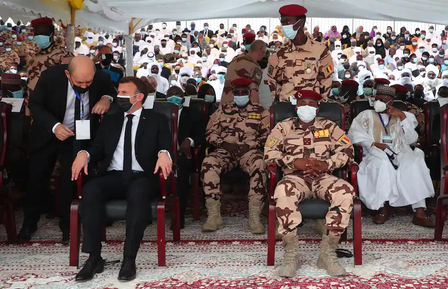 ماكرون في جنازة ديبي.. كيف تحاول فرنسا الحفاظ على نفوذها في قلب إفريقيا بعد دفن الرئيس التشادي المقتول؟
