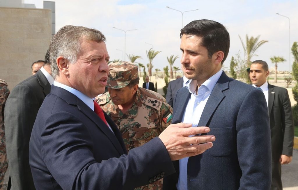 الأمير حمزة بن الحسين إلى جوار العاهل الأردني الملك عبد الله الثاني