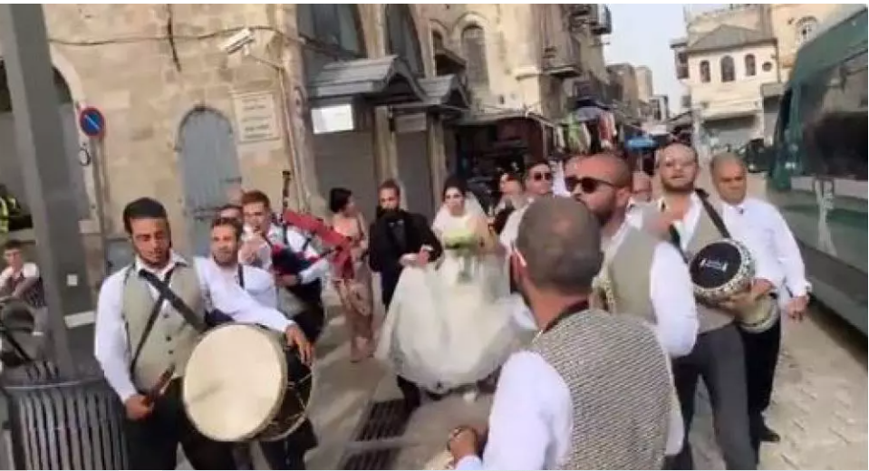 زفة عروسين مقدسيين تواجه استفزازات مستوطنين.. ردوا عليهم بأغاني وطنية تمجّد فلسطين (فيديو)