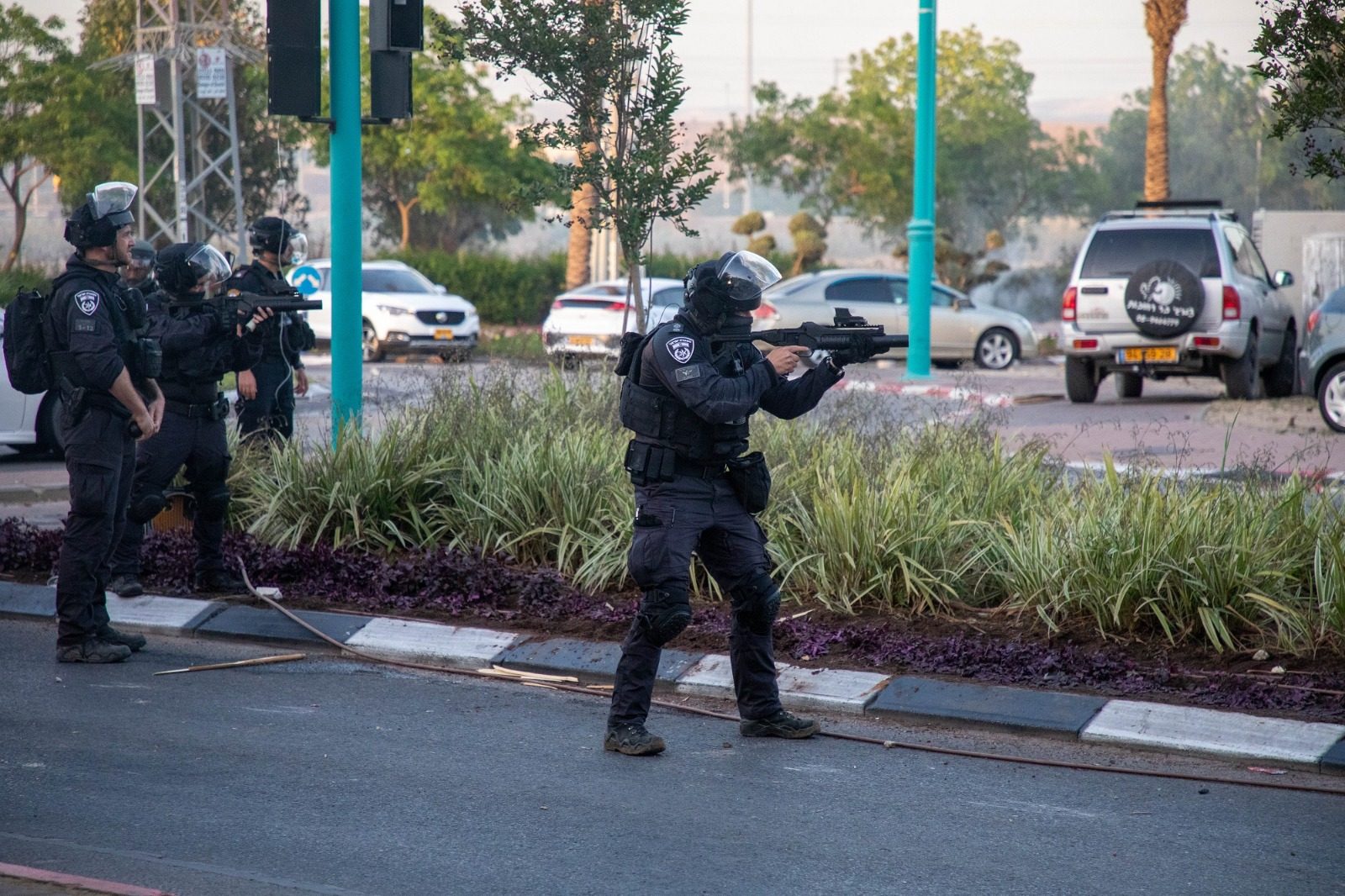 فلسطيني يخاطب الشرطة الإسرائيلية عبر جهاز لا سلكي استحوذ عليه: “أبو عبيدة بالطريق” (فيديو)