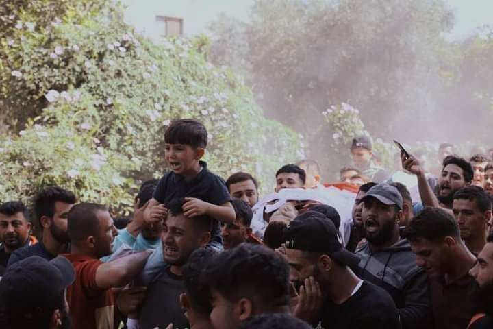 استشهاد نجم المنتخب الفلسطيني.. غارات الاحتلال استهدفت منزله وصورة ابنه خلال جنازته تدمي القلوب (صور)