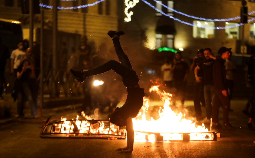 مشاهد من صمود أبناء القدس أمام اعتداءات الاحتلال.. فلسطينيون تحوَّلوا إلى أيقونات تجوب العالم – فيديو