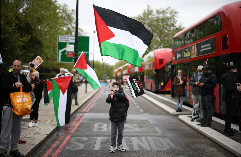 بريطانيا تحقق مع شرطية أعلنت تضامنها مع الفلسطينيين.. هتفت “فلسطين حرة” وسط مظاهرة في لندن (فيديو)