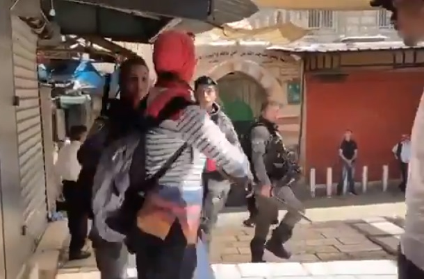 فيديو يوثق لاعتداء قوات الاحتلال على مصورة محجبة بالقدس.. انهالوا عليها لكماً وحاولوا نزع حجابها
