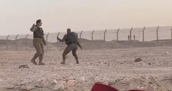 شريط يُظهر مجندتين إسرائيليتين ترقصان مع جنديين مصريين من خلف السياج الحدودي يثير جدلاً (فيديو)