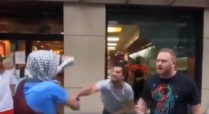 اشتباكات عنيفة بالأيدي بين متضامنين مع فلسطين وإسرائيليين في نيويورك.. الشرطة تدخلت واعتقلت البعض “فيديو”