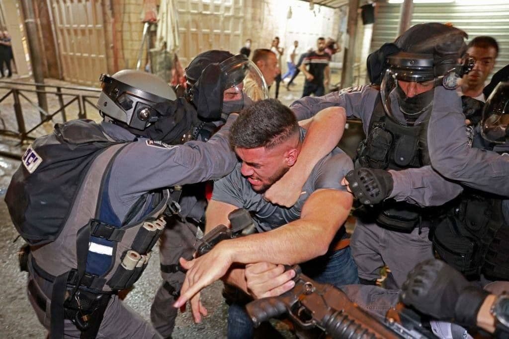 شاب فلسطيني يواجه وحده قوات الاحتلال يُحدث ضجة على تويتر (صور)