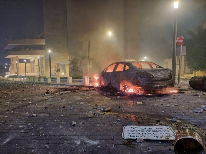 استشهاد فلسطيني بنيران مسلح إسرائيلي بمدينة اللد، ومواجهات عنيفة في البلدات العربية لإسرائيل (فيديو)