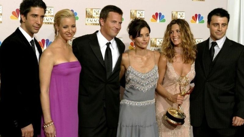 “جوي” يفتتح سلسلة مطاعم و”روس” يفلس بسببه.. نجوم Friends يتخيلون مصير شخصياتهم في المستقبل