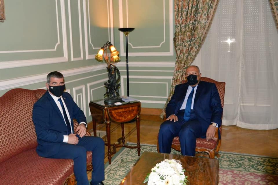 سامح شكري يلتقي نظيره الإسرائيلي في القاهرة.. طالبه بوقف الاعتداء على الأقصى ودعم تثبيت الهدنة
