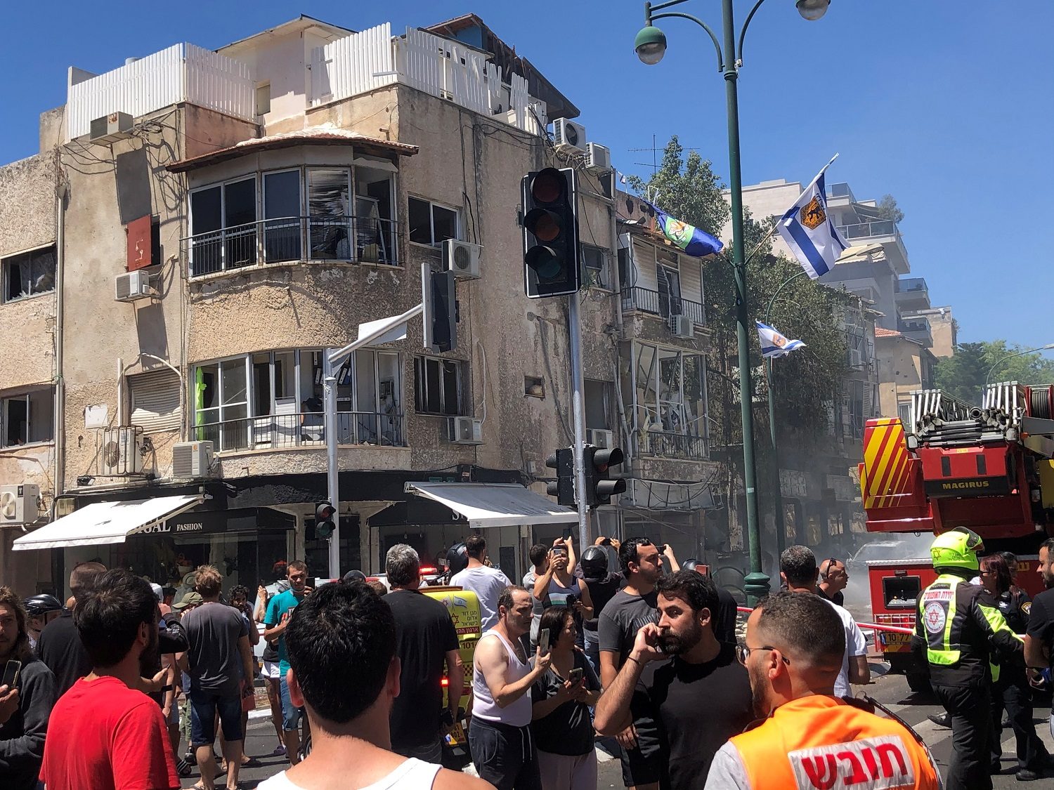 أجواء رعب في تل أبيب.. شاهد فرار العشرات من أحد الشواطئ، والنيران تشتعل بأحد المباني