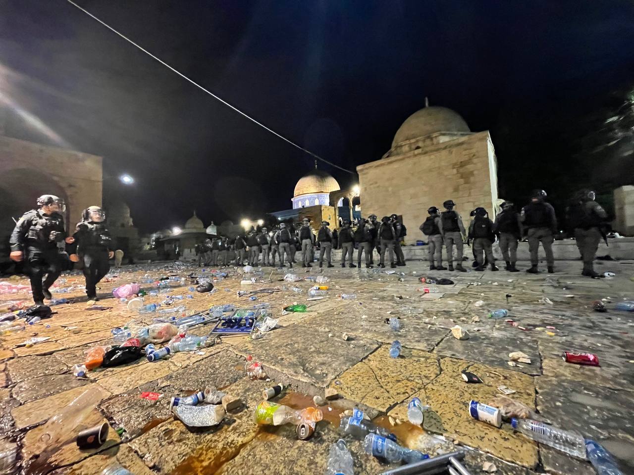 قوات الاحتلال تعتدي على الطواقم الطبية في المسجد الأقصى.. منعت وصولها إلى عشرات المصابين لإسعافهم