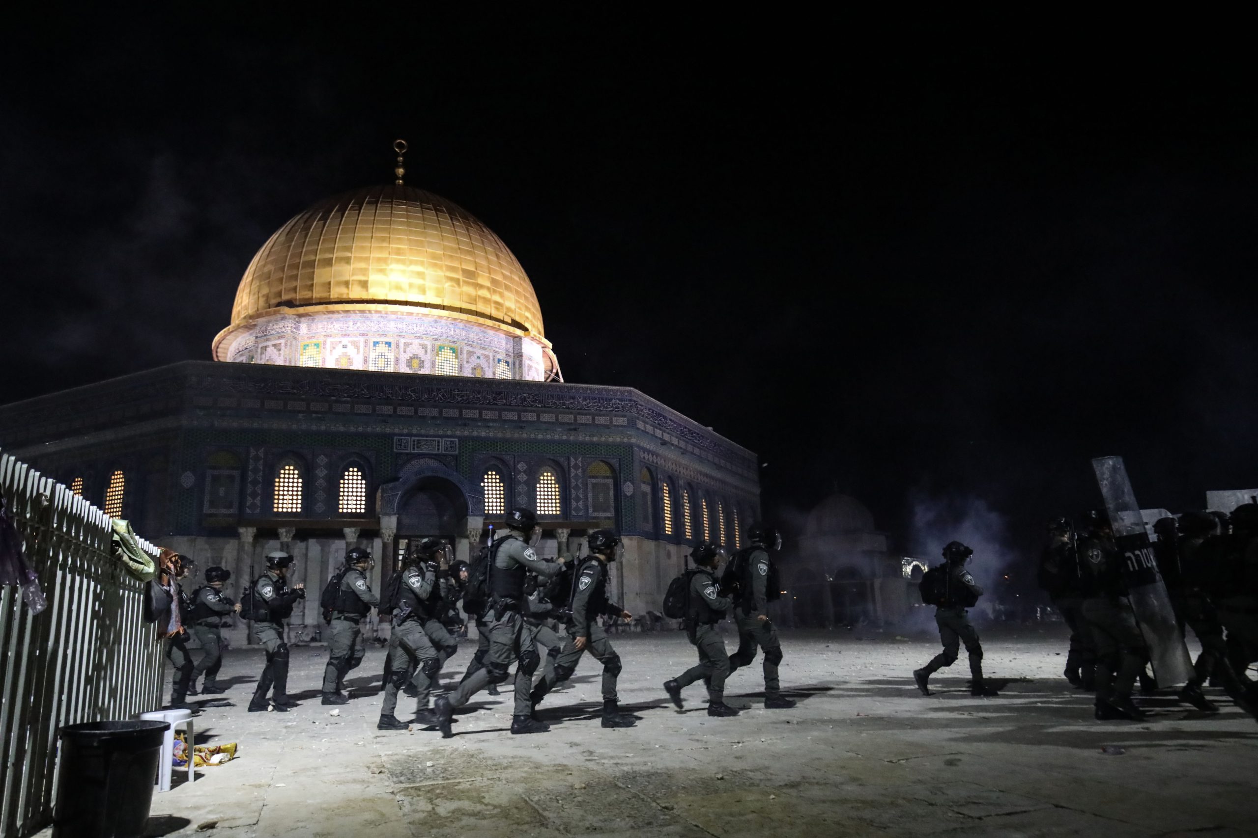 90 ألف فلسطيني يحيون ليلة القدر بـ”الأقصى”.. تحدوا القوات الإسرائيلية التي انتشرت في القدس