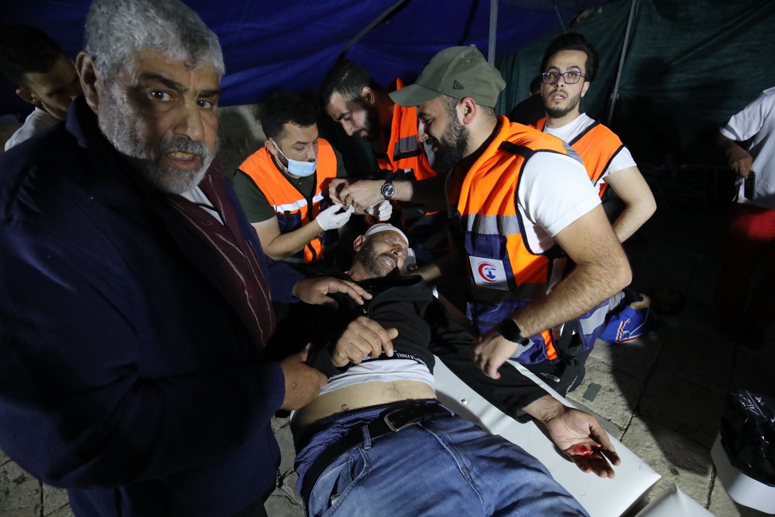 90 ألف فلسطيني يحيون ليلة القدر بـ”الأقصى”.. تحدوا القوات الإسرائيلية التي انتشرت في القدس