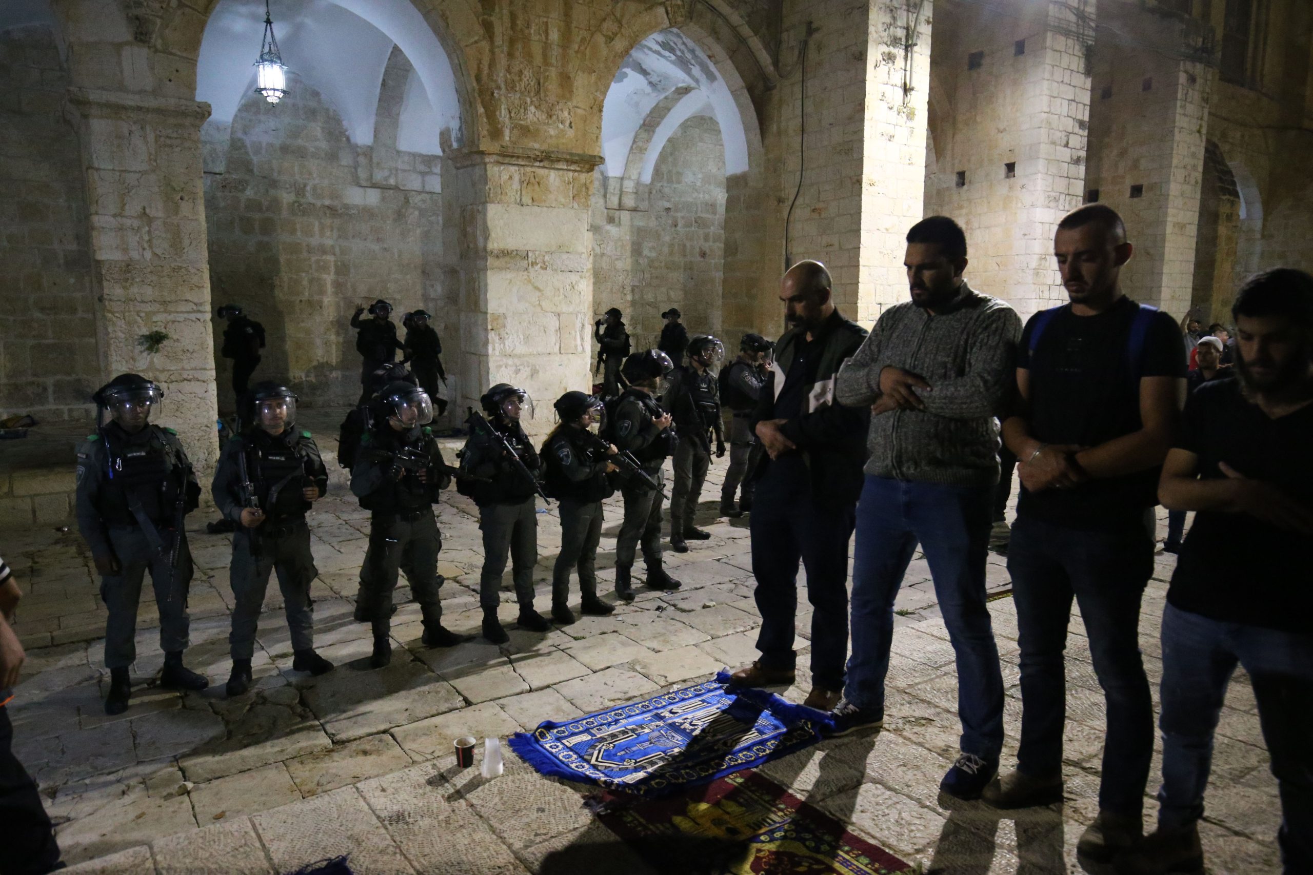 آلاف الفلسطينيين في المسجد الأقصى يواجهون الانتهاكات الإسرائيلية