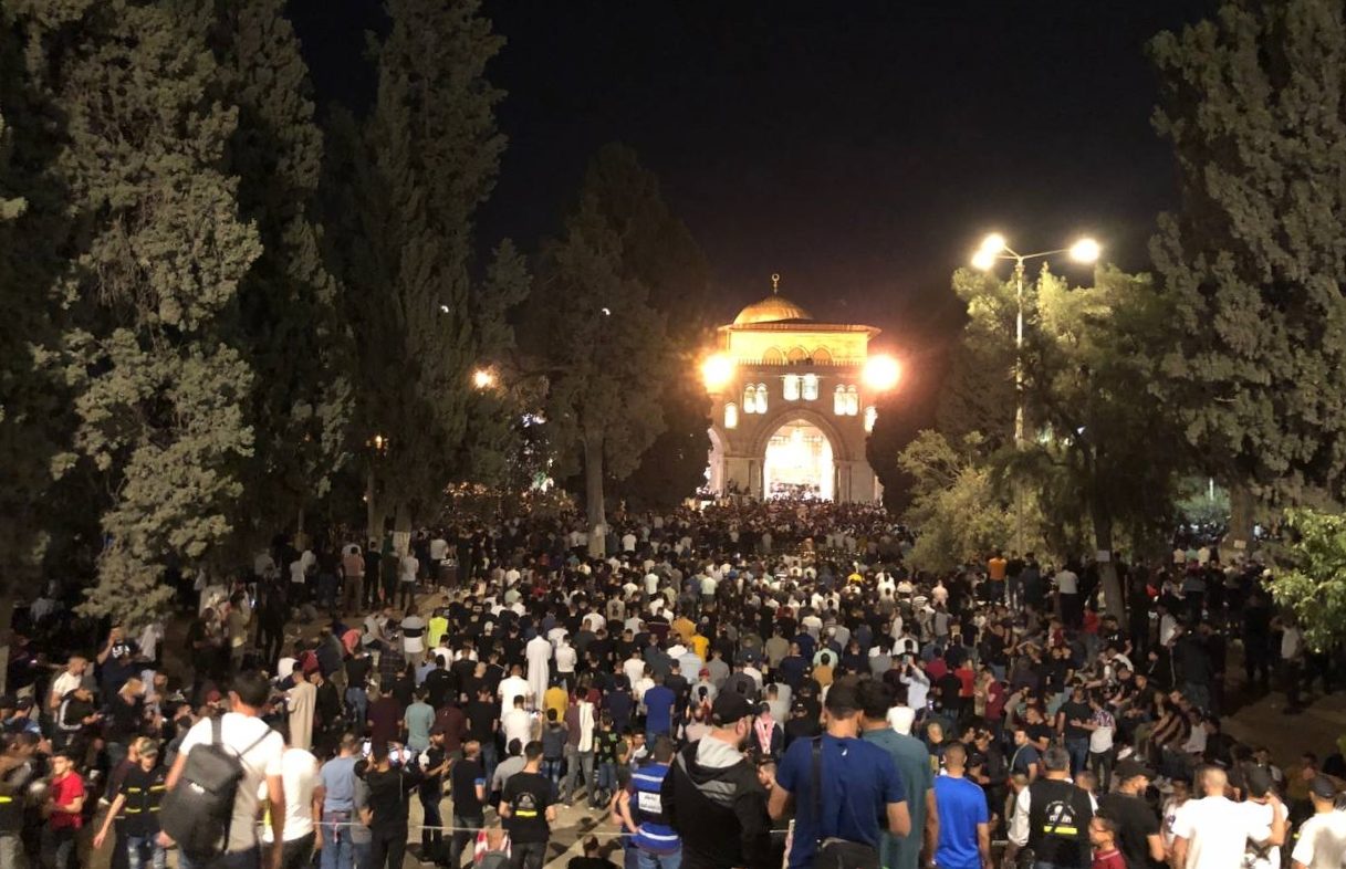 90 ألف فلسطيني يحيون ليلة القدر بـ”الأقصى”.. تحدوا القوات الإسرائيلية التي انتشرت في القدس