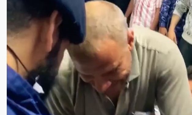 فلسطيني يرثي عائلته