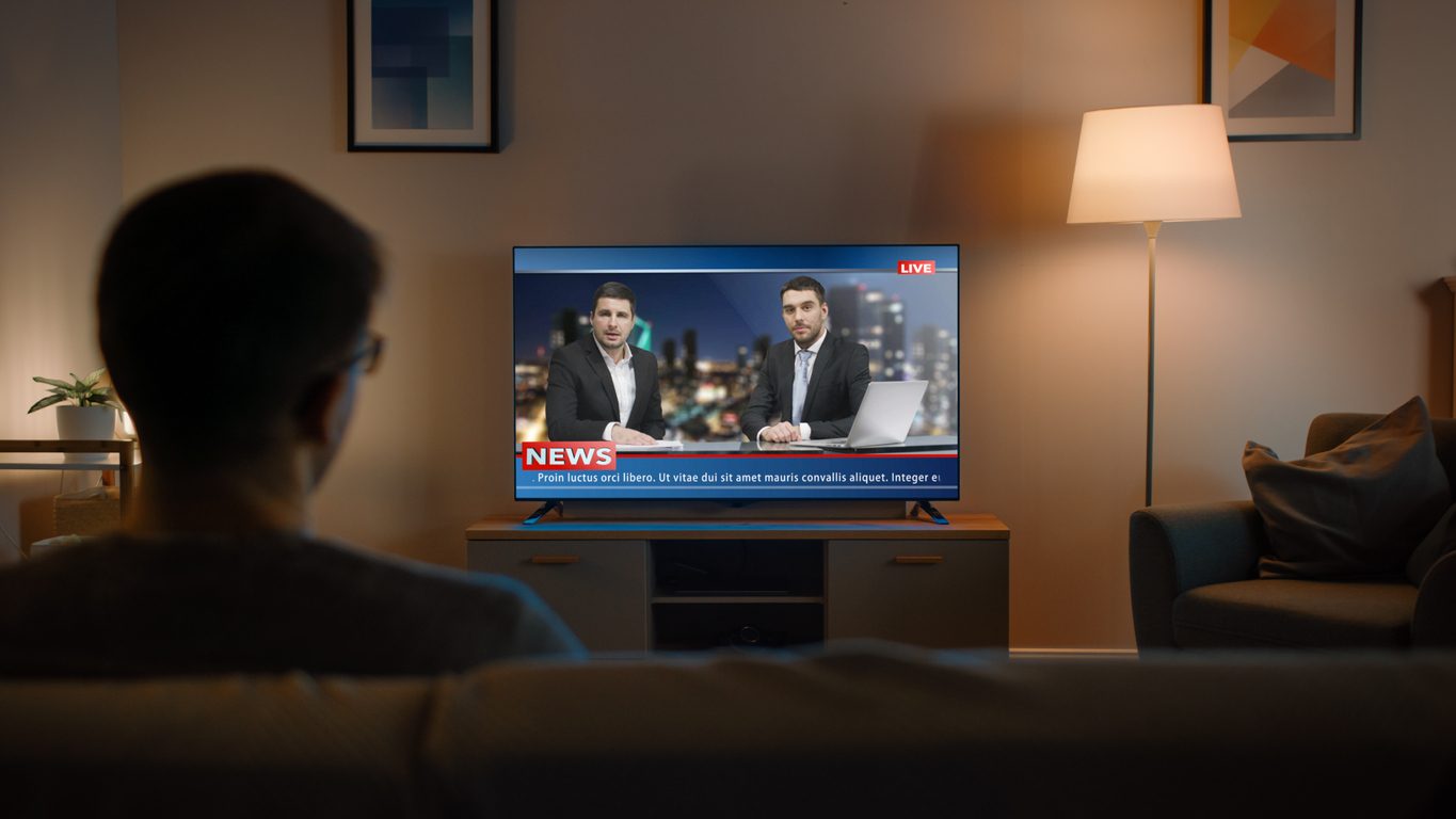 في ظل التطورات والأحداث المتسارعة.. كيف تزيد المتابعة الهوسية للأخبار من مخاوفنا وشعورنا بالقلق؟