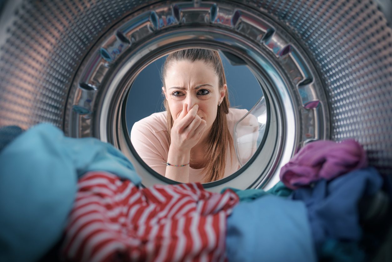 لماذا تصدر غسالة الملابس روائح كريهة؟ وكيف تتخلص من هذه المشكلة؟