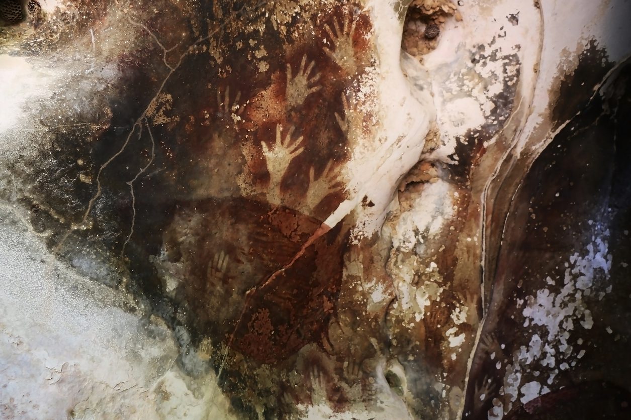 كيف أسهم التغير المناخي في إفساد رسومات تاريخية يعود أقدمها إلى ما يزيد عن 45 ألف عام؟