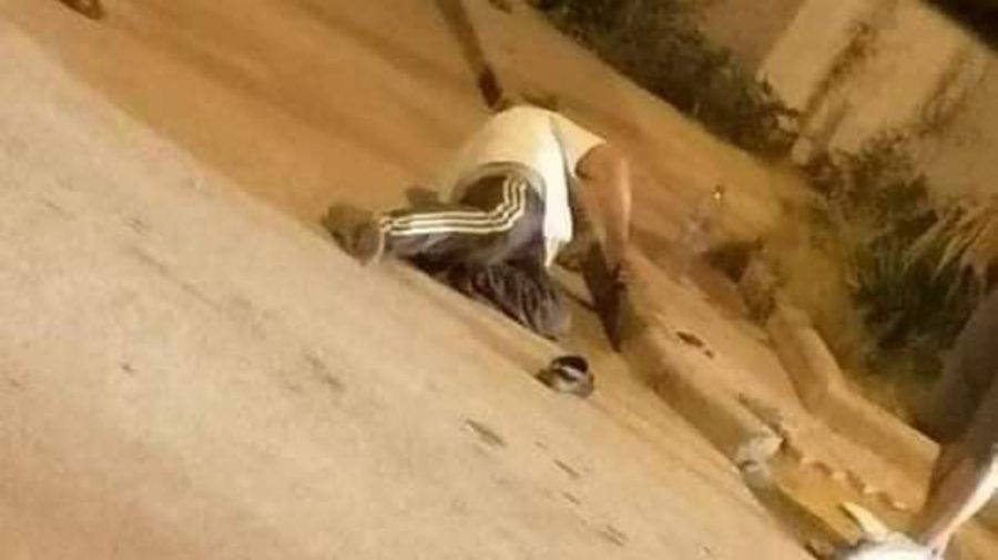 فيديو مروع لتونسي يلفظ أنفاسه الأخيرة أمام مستشفى جراء إصابته بكورونا.. كان يستجدي جرعة أوكسجين