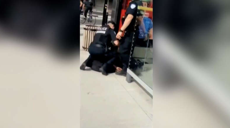 عنف الشرطة مع طفل من أصول إفريقية يثير الغضب في كندا.. اعتقلته على طريقة “جورج فلويد” (فيديو)