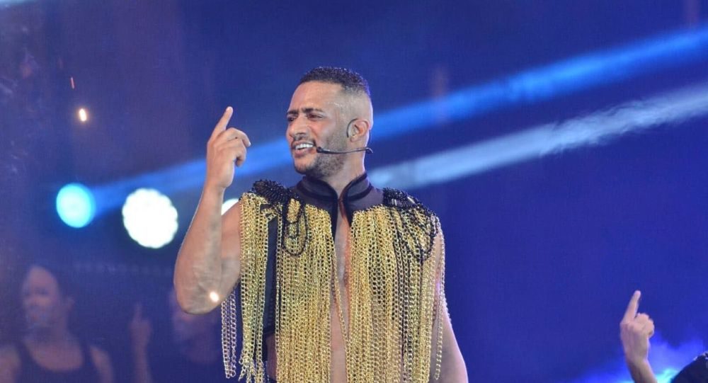 محمد رمضان ينشر صوراً له مع نمر أبيض مقيد بالسلاسل من داخل قصر الشيخة فاطمة آل مكتوم (صور وفيديو)