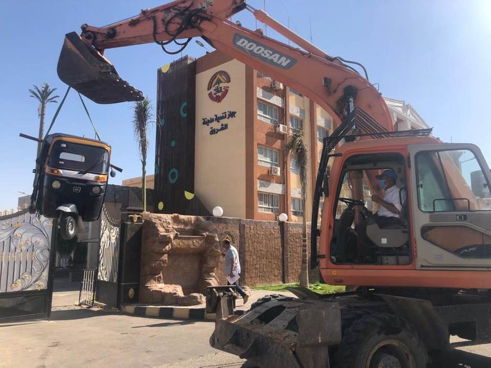 مدينة الشروق الراقية تمنع دخول عربات "التوك توك"