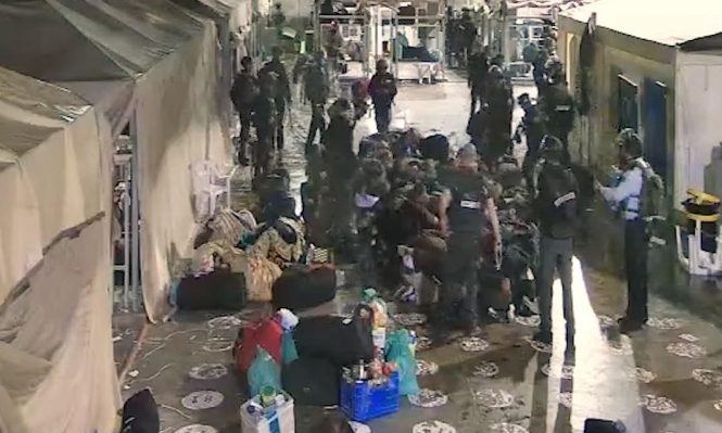 فيديو غير مسبوق لاعتداءات على أسرى فلسطينيين بسجون الاحتلال.. ظهروا مكبَّلين بينما يركلهم الجنود
