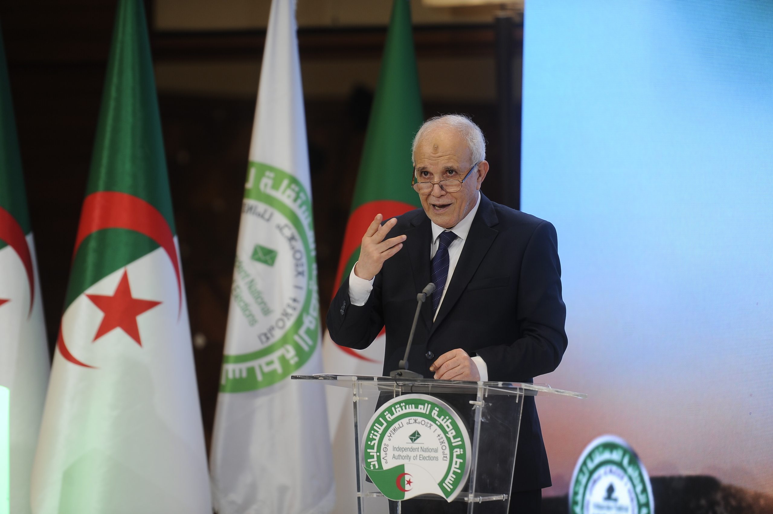 بعد إقبال ضعيف على التصويت.. الجزائر تغلق مراكز الاقتراع في الانتخابات البرلمانية، وتبدأ الفرز
